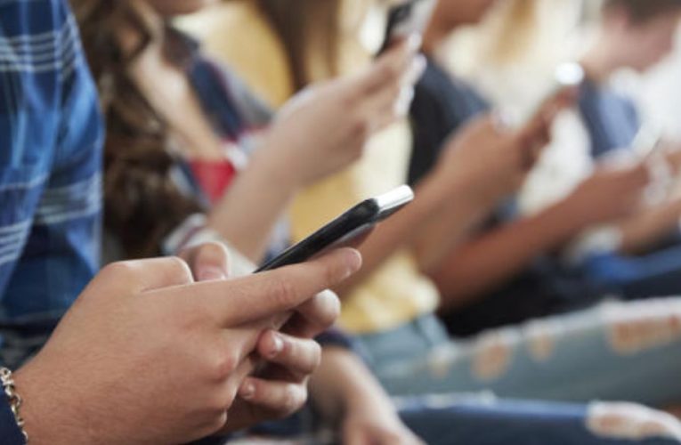 Cincinnati School’s Cellphone Ban Boosts Student Interaction and Productivity