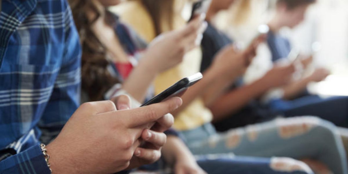 Cincinnati School’s Cellphone Ban Boosts Student Interaction and Productivity