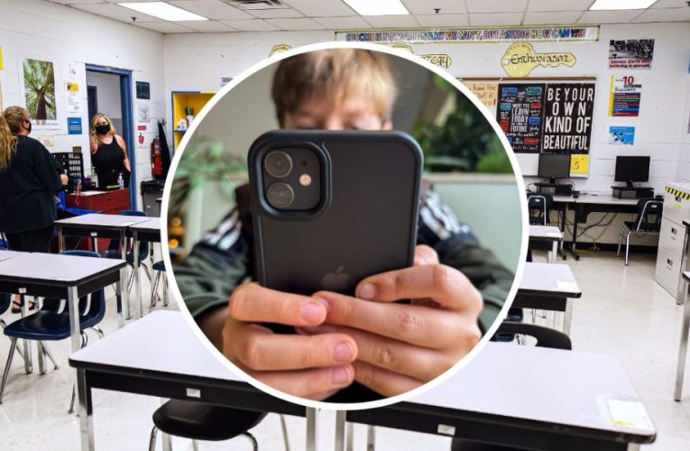 Arizona Teacher Quits Over Student PHONE  Addiction: A Cry for Classroom Attention