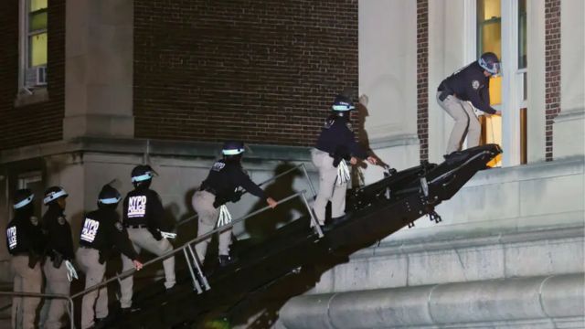 BREAKING! Columbia University Incident, Police Move In, Arrest Protesters On Campus (2)