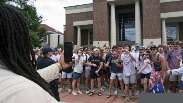 Ole Miss Fraternity Takes Action Student Expelled For Racist Gestures (2)