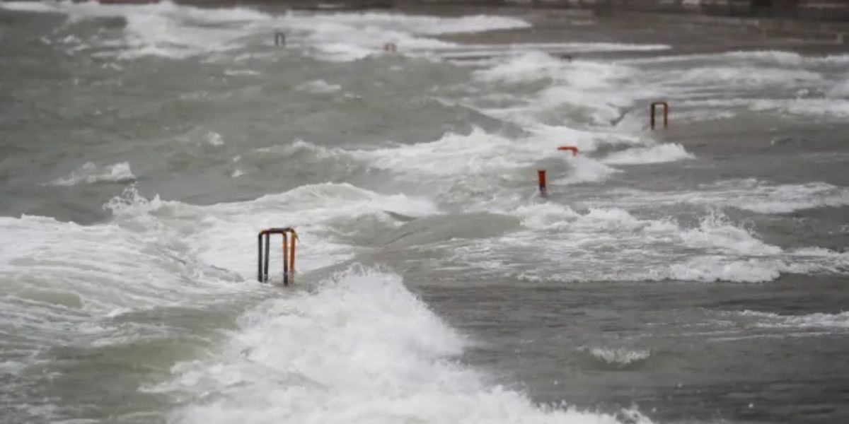 Dangerous Conditions 8-Foot Waves Anticipated at Chicago Beaches Amid Thunderstorm Forecast (1)