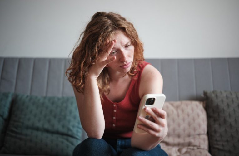 Mental health warning issued over scrolling negative content online & joining social media row