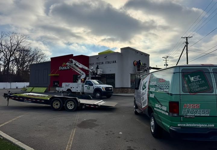 Legendary restaurant and Olive Garden rival abruptly closes after diners spot crew removing signs